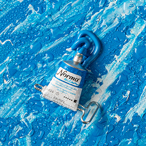 Eine Tube Ölfarbe mit aufrollbarer Falz