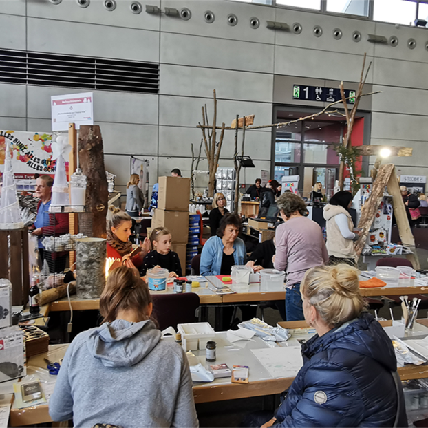 Bild von einem Bastelworkshop auf einer Messe